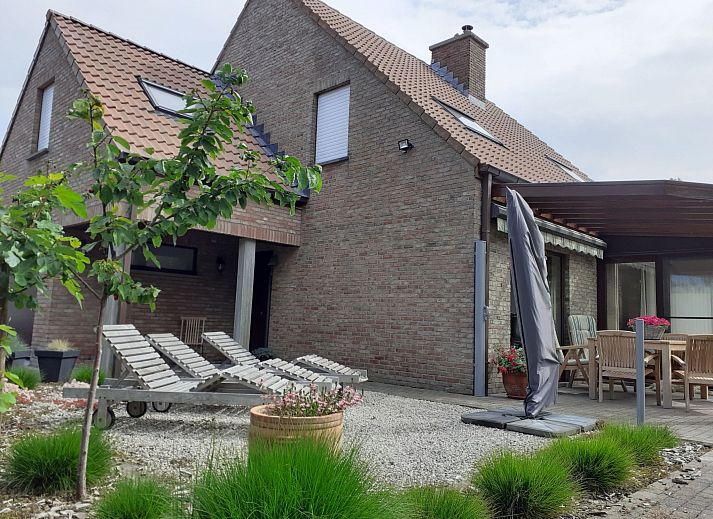 Moderne Kueche im Ferienhaus Villa Kievit mit Sauna und Parkplatz in De Haan, Westflandern. Geraeumiger Kochbereich mit viel Licht.