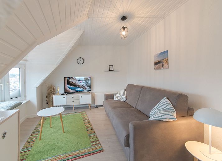 Lichte woonkamer van Appartement Carnac View in De Haan, West-Vlaanderen, met modern interieur en uitzicht vanaf de bovenste verdieping.