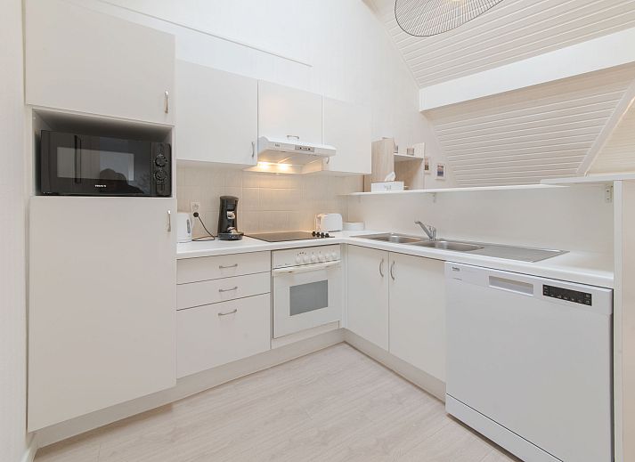 Lichte woonkamer van Appartement Carnac View in De Haan, West-Vlaanderen, met modern interieur en uitzicht vanaf de bovenste verdieping.