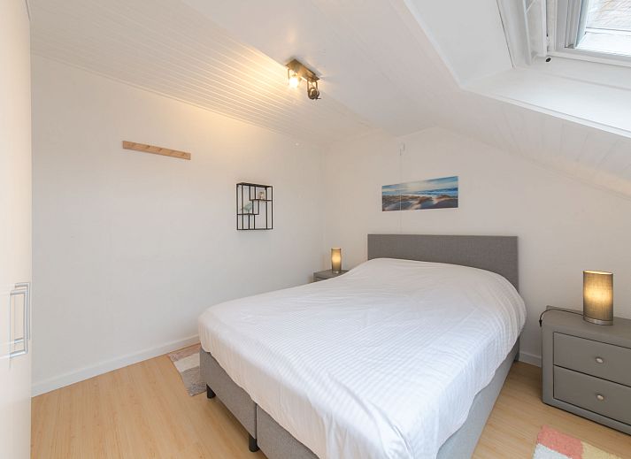 Lichte woonkamer van Appartement Carnac View in De Haan, West-Vlaanderen, met modern interieur en uitzicht vanaf de bovenste verdieping.