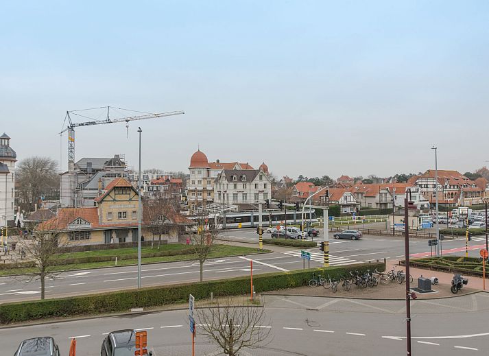 Lichte woonkamer van Appartement Carnac View in De Haan, West-Vlaanderen, met modern interieur en uitzicht vanaf de bovenste verdieping.