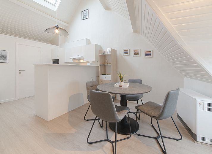 Gezellige zithoek in Appartement Carnac View, een topappartement in De Haan, West-Vlaanderen, met comfortabele bank en moderne inrichting.