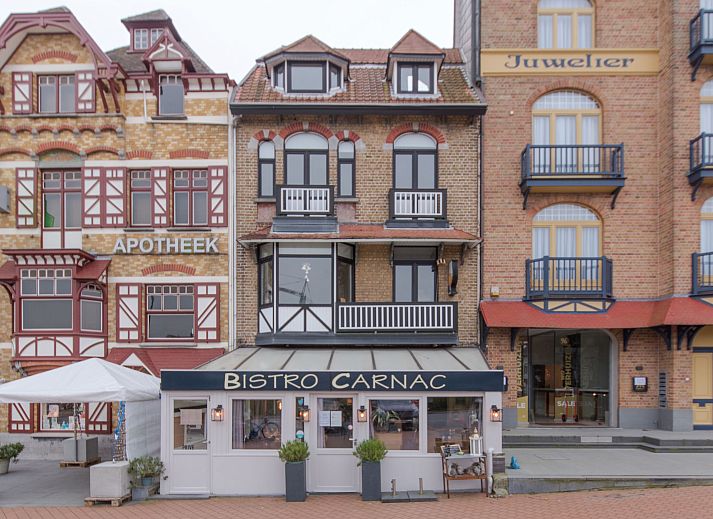 Gezellige zithoek in Appartement Carnac View, een topappartement in De Haan, West-Vlaanderen, met comfortabele bank en moderne inrichting.