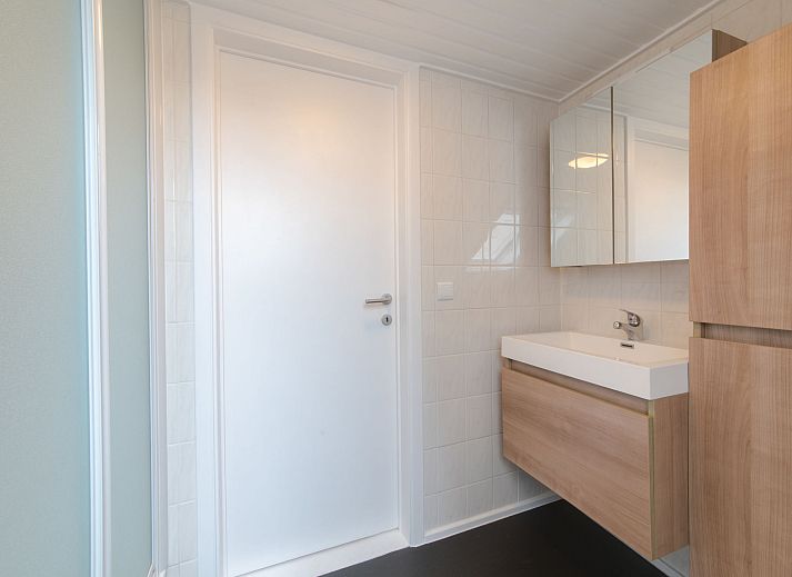 Moderne keuken in Appartement Carnac View, een topverdieping appartement in De Haan, West-Vlaanderen, Belgie, met strakke witte afwerking.