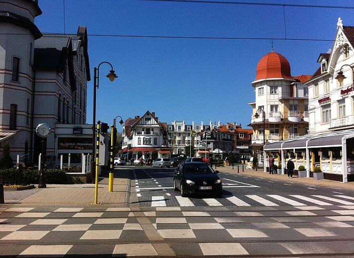 Moderne keuken in Appartement Carnac View, een topverdieping appartement in De Haan, West-Vlaanderen, Belgie, met strakke witte afwerking.
