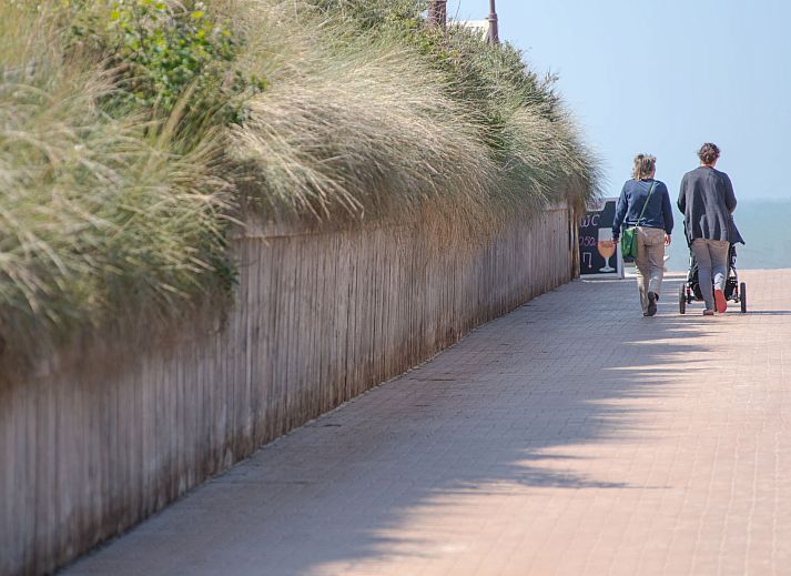 Sfeervolle slaapkamer in Appartement Carnac View, een topverdieping appartement in De Haan, West-Vlaanderen, Belgie, met modern interieur.