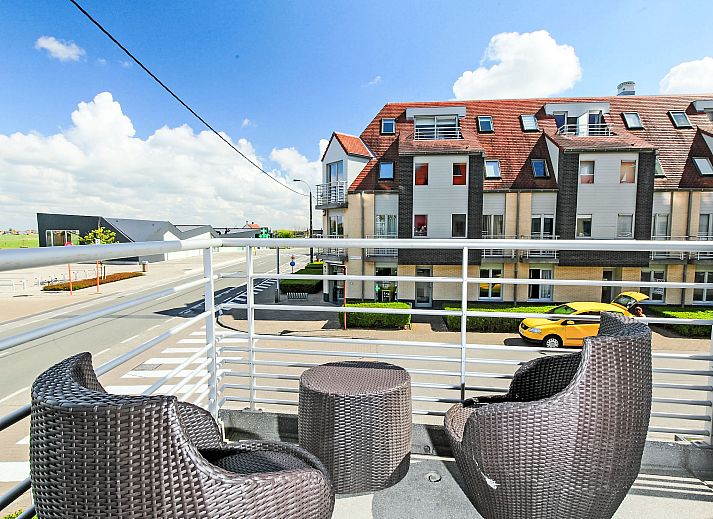 Gezellige woonkamer van Appartement Vosseslag I sunny in De Haan, West-Vlaanderen, met comfortabele zitruimte en veel natuurlijk licht.