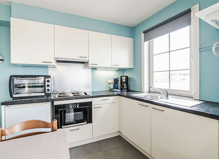 Gezellige woonkamer van Appartement Vosseslag I sunny in De Haan, West-Vlaanderen, met comfortabele zitruimte en veel natuurlijk licht.