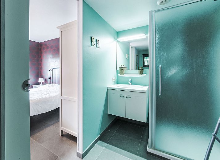 Gezellige woonkamer van Appartement Vosseslag I sunny in De Haan, West-Vlaanderen, met comfortabele zitruimte en veel natuurlijk licht.