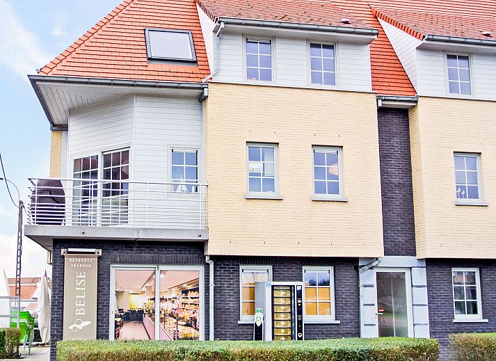 Geniet van het uitzicht vanaf het terras van Appartement Vosseslag I sunny in De Haan, West-Vlaanderen, Belgie.