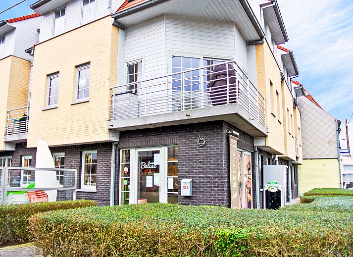 Moderne keuken in Appartement Vosseslag I sunny, gelegen in De Haan, West-Vlaanderen, Belgie, met uitzicht op de omgeving.