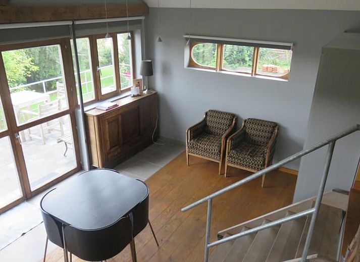 Gemuetliches Ferienhaus in Dranouter, Westflandern, mit Holzfassade und sonniger Terrasse, umgeben von gruener Natur.