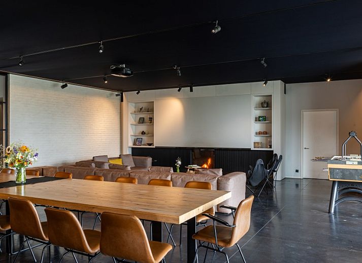 AKKERNEST vacation home in Heuvelland with colorful flower meadow and solar panels in West Flanders, Belgium.
