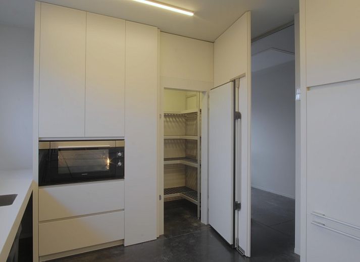 AKKERNEST vacation home in Heuvelland with colorful flower meadow and solar panels in West Flanders, Belgium.