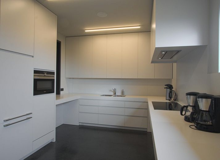 Cozy interior of AKKERNEST vacation home in Hill Country, with fireplace and comfortable seating area.