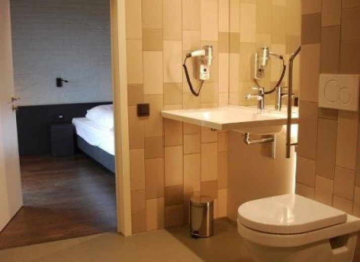 Cozy interior of AKKERNEST vacation home in Hill Country, with fireplace and comfortable seating area.