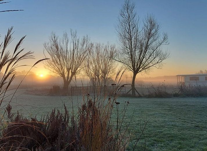 Fully equipped kitchen in AKKERNEST vacation home, Hill Country, with modern appliances and sleek design.