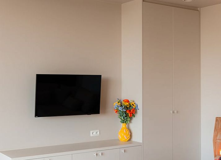 Moderne Veranda des Ferienhauses in Westouter, Westflandern, Belgien mit schoener Aussicht auf die Natur.