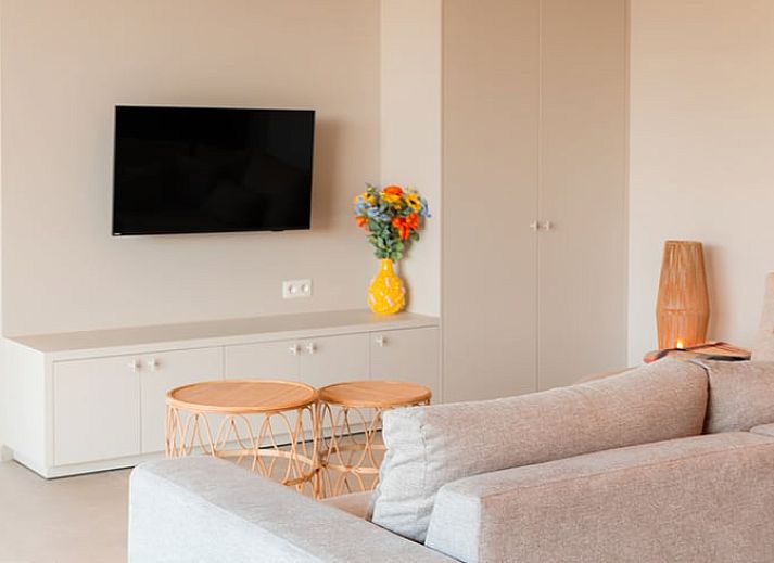 Moderne Veranda des Ferienhauses in Westouter, Westflandern, Belgien mit schoener Aussicht auf die Natur.