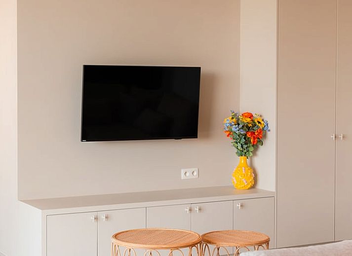 Moderne Veranda des Ferienhauses in Westouter, Westflandern, Belgien mit schoener Aussicht auf die Natur.