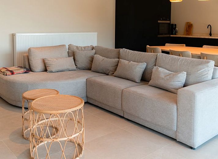 Moderne Veranda des Ferienhauses in Westouter, Westflandern, Belgien mit schoener Aussicht auf die Natur.