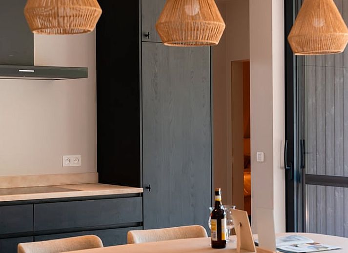 Moderner Eingang zum Ferienhaus in Westouter, Westflandern, Belgien, mit Terrasse und gruener Umgebung fuer einen entspannten Aufenthalt.