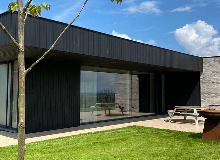 Cottage in Heuvelland, modernes Ferienhaus mit Terrasse in Westouter, Westflandern, Belgien.