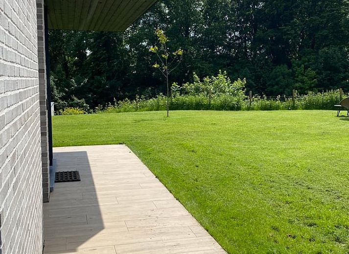 Cottage in Heuvelland, modernes Ferienhaus mit Terrasse in Westouter, Westflandern, Belgien.