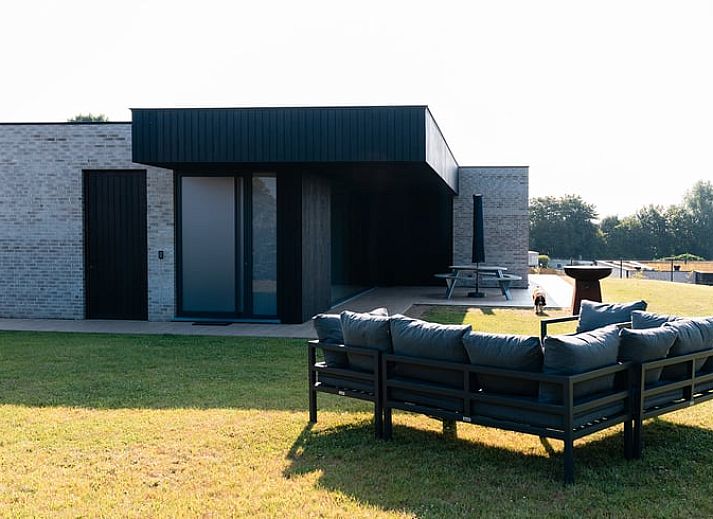 Ferienhaus in Heuvelland, grosser Garten mit Blick ins Gruene im Ferienhaus in Westouter, Westflandern, Belgien.