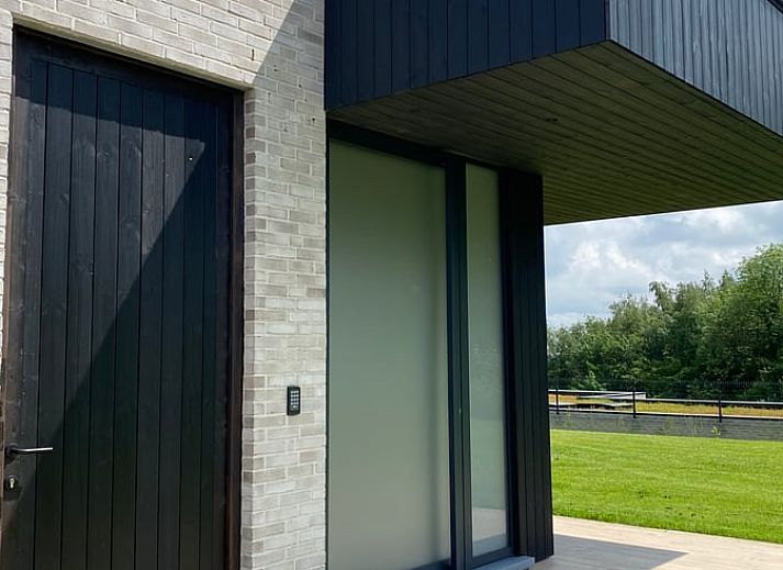 Ferienhaus in Heuvelland, grosser Garten mit Blick ins Gruene im Ferienhaus in Westouter, Westflandern, Belgien.