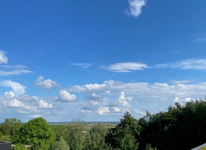 Ferienhaus in Heuvelland, grosser Garten mit Blick ins Gruene im Ferienhaus in Westouter, Westflandern, Belgien.