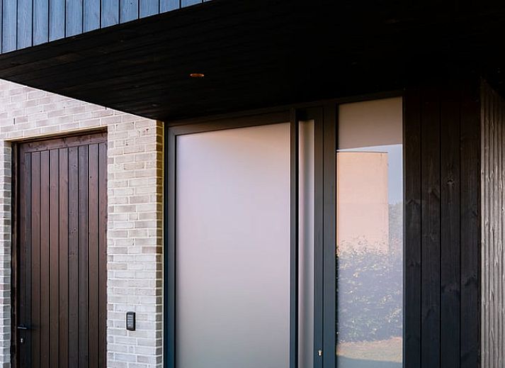 Ferienhaus in Heuvelland, grosser Garten mit Blick ins Gruene im Ferienhaus in Westouter, Westflandern, Belgien.