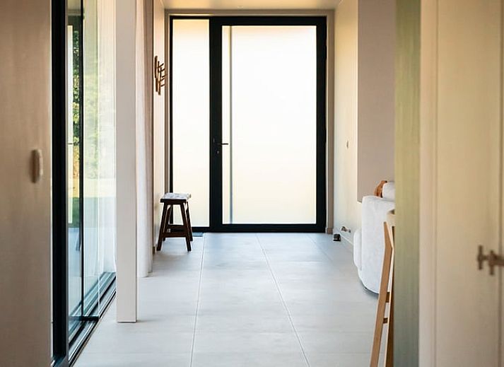 Cottage in Heuvelland, ruhige Terrasse mit gruener Umgebung in Westouter, Westflandern, Belgien.