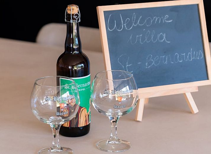 Cottage in Heuvelland, ruhige Terrasse mit gruener Umgebung in Westouter, Westflandern, Belgien.