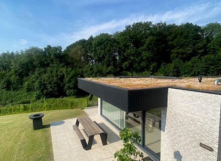 Moderne Architektur des Ferienhauses in Heuvelland, Westouter, mit Blick auf die gruene Umgebung in Westflandern, Belgien.