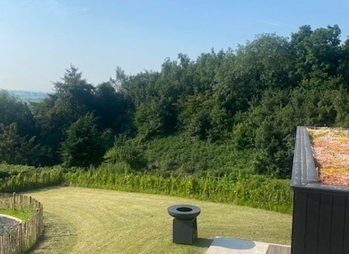 Moderne Architektur des Ferienhauses in Heuvelland, Westouter, mit Blick auf die gruene Umgebung in Westflandern, Belgien.