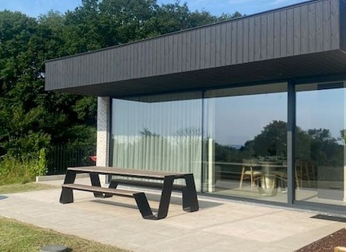 Moderne Architektur des Ferienhauses in Heuvelland, Westouter, mit Blick auf die gruene Umgebung in Westflandern, Belgien.