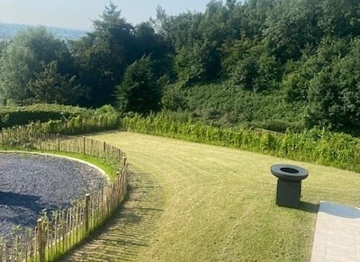 Moderne Architektur des Ferienhauses in Heuvelland, Westouter, mit Blick auf die gruene Umgebung in Westflandern, Belgien.
