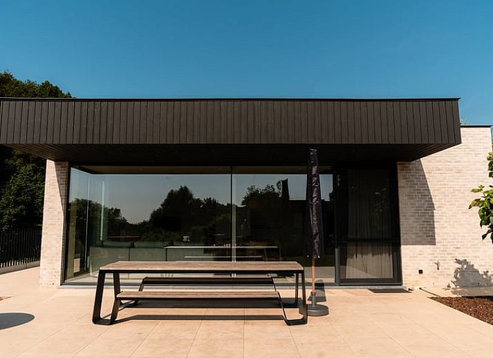 Moderne Architektur des Ferienhauses in Heuvelland, Westouter, mit Blick auf die gruene Umgebung in Westflandern, Belgien.