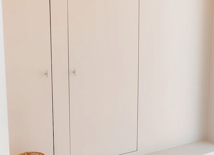 Geraeumige Veranda des Ferienhauses in Heuvelland, Westouter, mit Glaswaenden und Blick auf die Natur in Westflandern, Belgien.