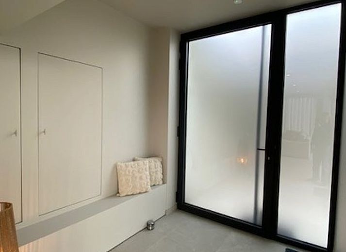 Ruhiger Garten und Landschaft im Ferienhaus in Heuvelland, Westouter, umgeben von gruener Natur in Westflandern, Belgien.