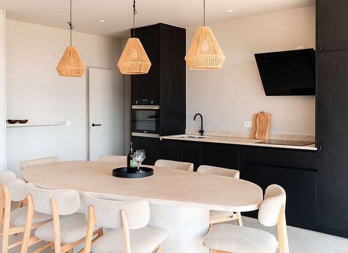 Ruhiger Garten und Landschaft im Ferienhaus in Heuvelland, Westouter, umgeben von gruener Natur in Westflandern, Belgien.