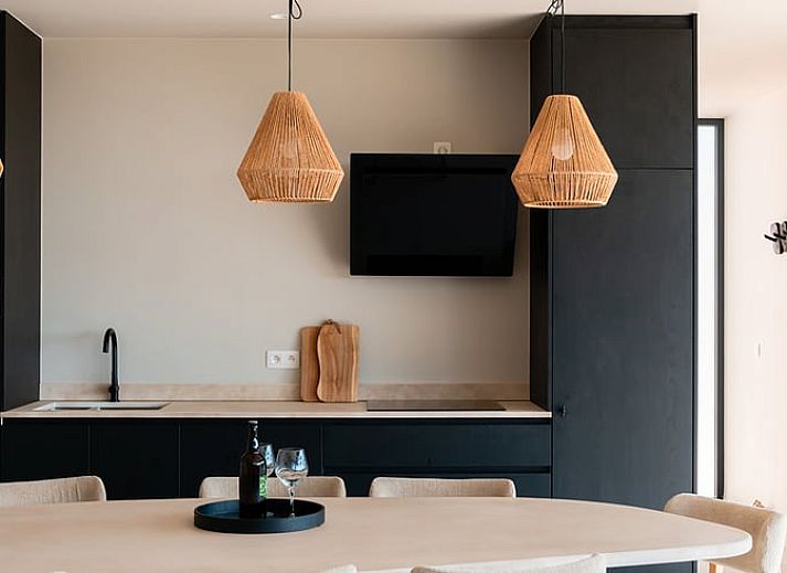 Terrasse des Ferienhauses in Heuvelland, Westouter, mit moderner Einrichtung und Blick auf die Natur in Westflandern, Belgien.