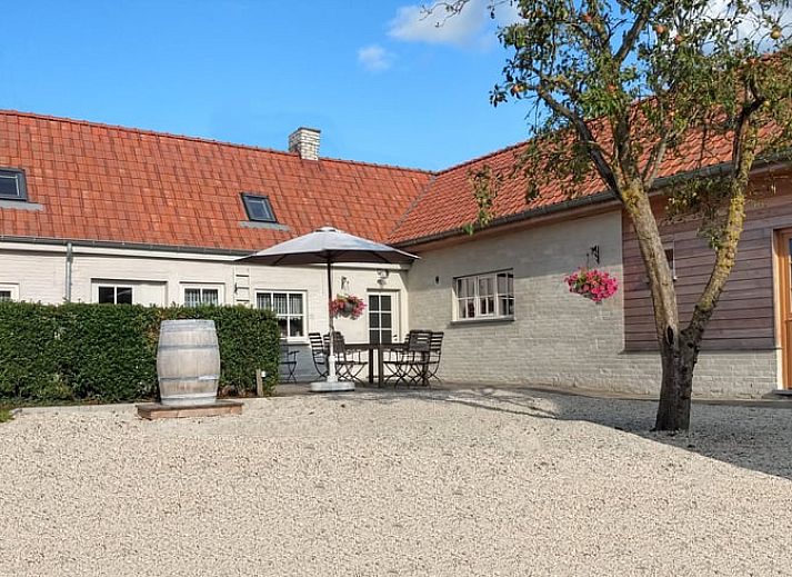 Geniessen Sie den ruhigen Aussenbereich von Holiday home in Westouter, Heuvelland, einem charmanten Ferienhaus in Westflandern, Belgien.