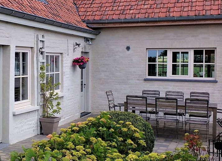 Geniessen Sie den ruhigen Aussenbereich von Holiday home in Westouter, Heuvelland, einem charmanten Ferienhaus in Westflandern, Belgien.