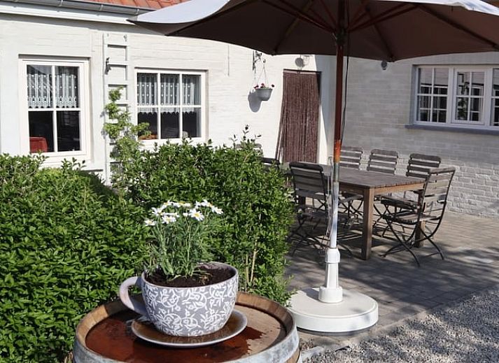 Geniessen Sie den ruhigen Aussenbereich von Holiday home in Westouter, Heuvelland, einem charmanten Ferienhaus in Westflandern, Belgien.