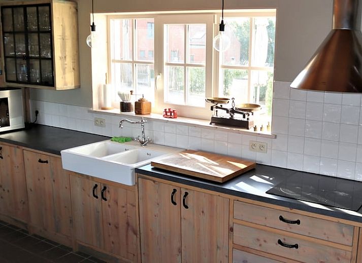 Geniessen Sie den ruhigen Aussenbereich von Holiday home in Westouter, Heuvelland, einem charmanten Ferienhaus in Westflandern, Belgien.