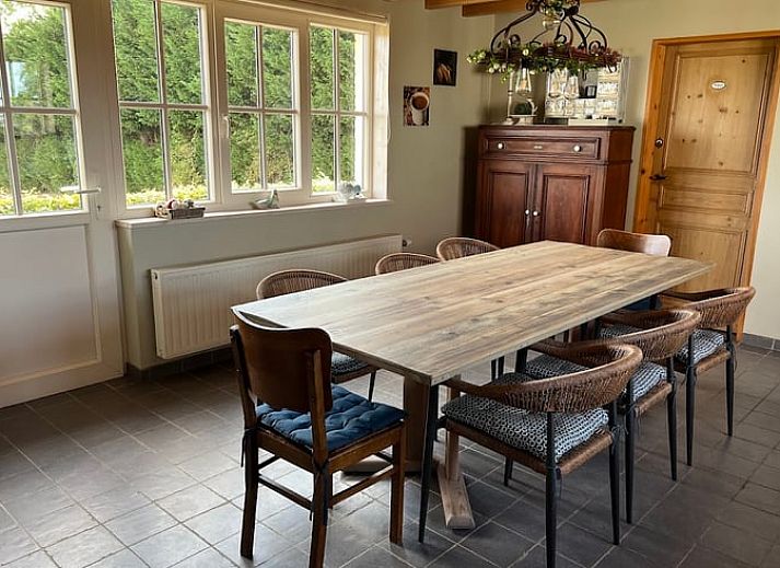 Geniessen Sie den schoenen Aussenbereich des Ferienhauses in Westouter, Heuvelland, Belgien, mit einer gemuetlichen Terrasse und einem gruenen Garten.