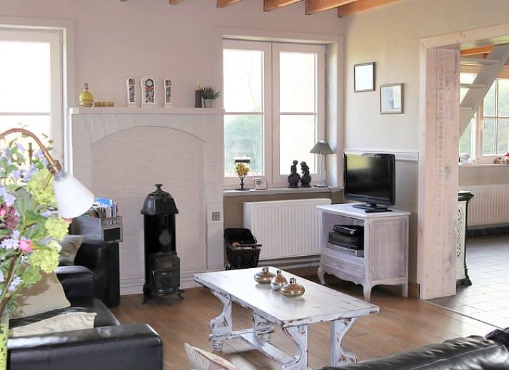 Geniessen Sie den schoenen Aussenbereich des Ferienhauses in Westouter, Heuvelland, Belgien, mit einer gemuetlichen Terrasse und einem gruenen Garten.