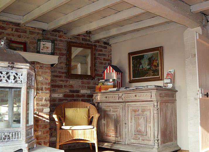 Geniessen Sie den schoenen Aussenbereich des Ferienhauses in Westouter, Heuvelland, Belgien, mit einer gemuetlichen Terrasse und einem gruenen Garten.